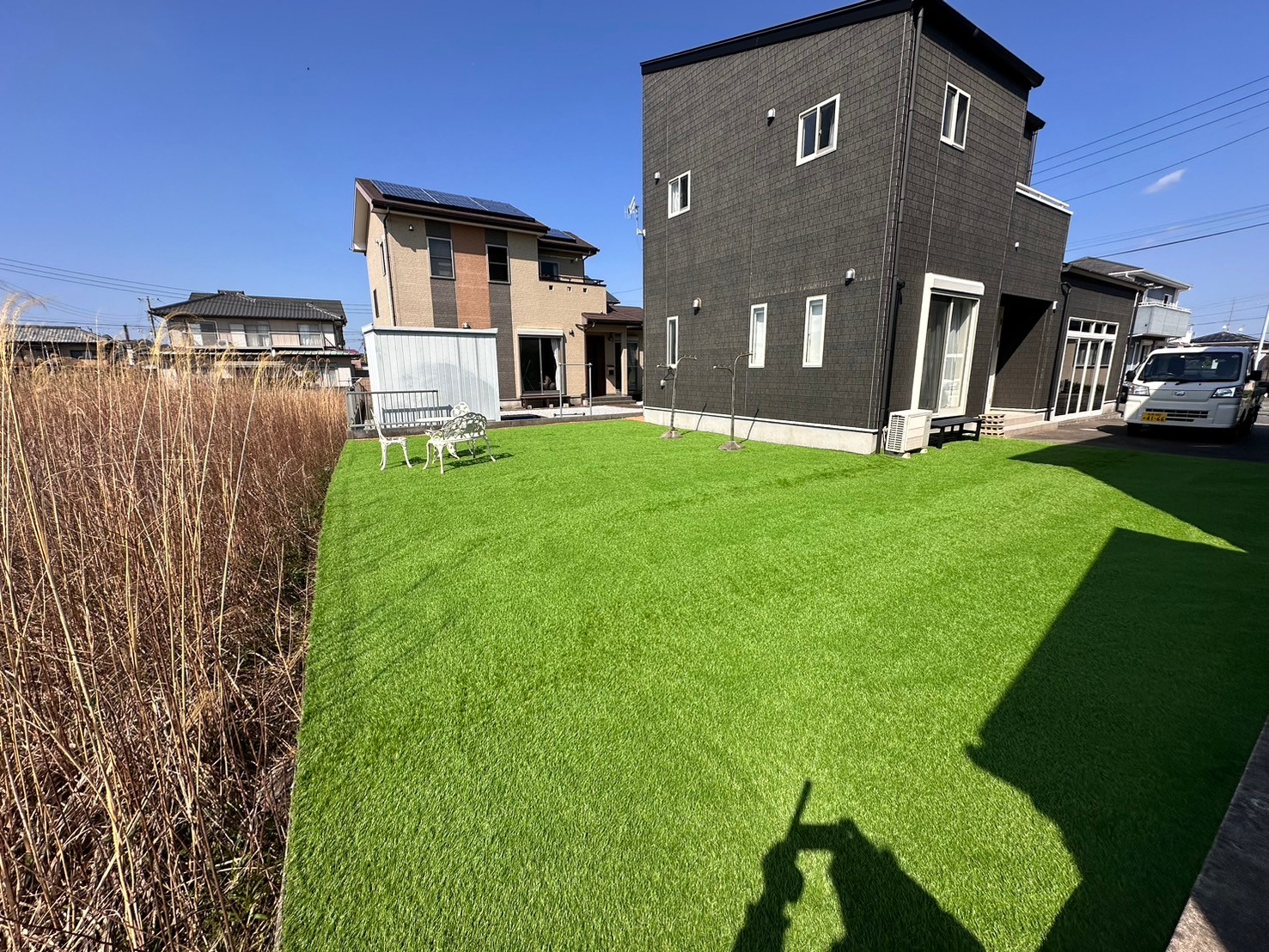 お庭を人工芝に張り替えるメリットとコストを徹底解説！施工の流れと業者選びのコツ - 花樹-お庭の専門家-